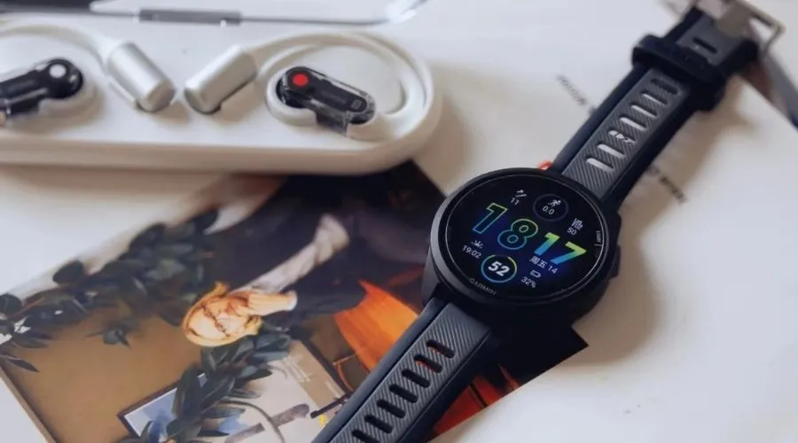 Vista lateral del Garmin Forerunner 165 con su pantalla AMOLED