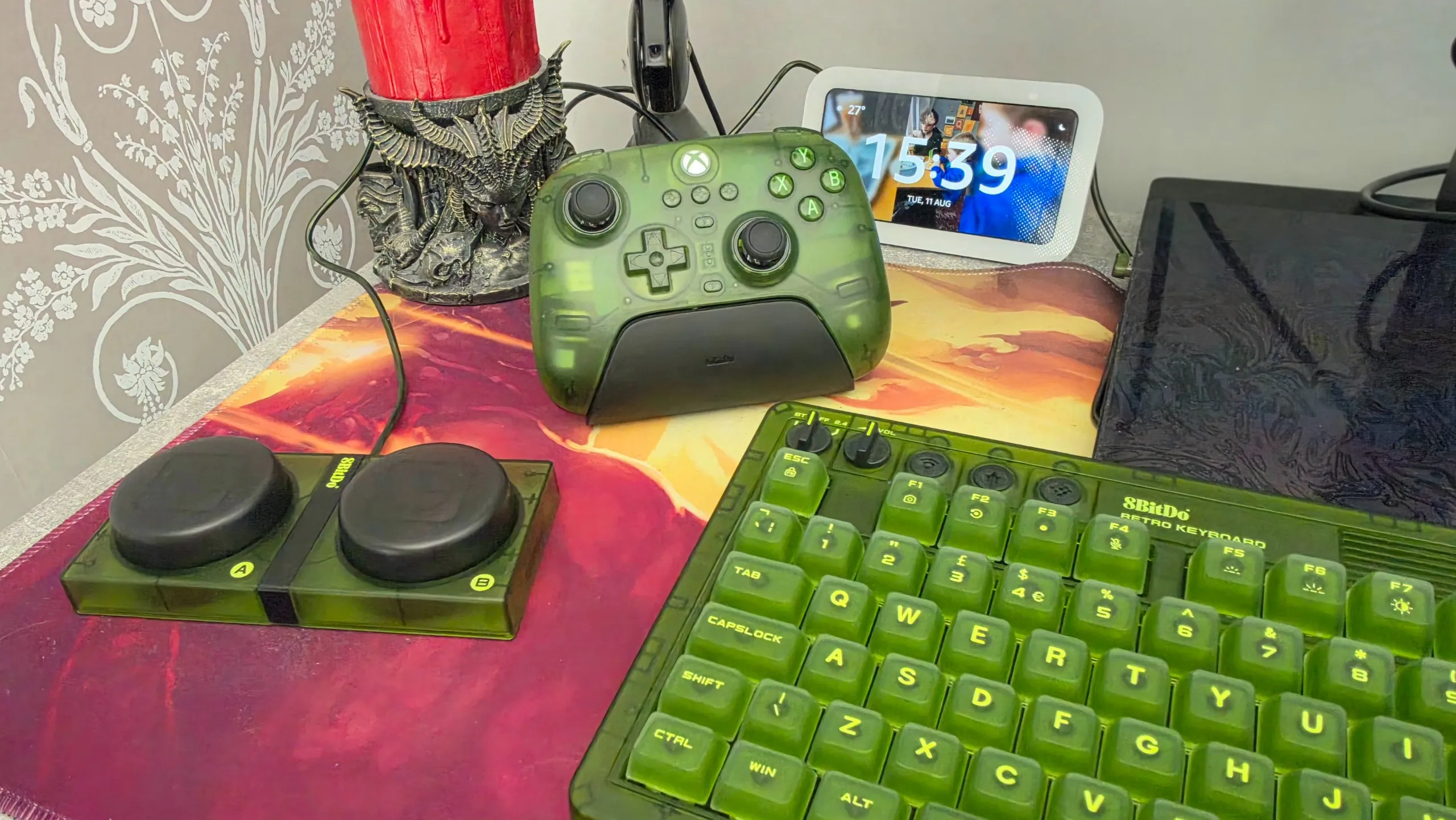 Base de carga del mando junto al teclado 8BitDo Retro 87