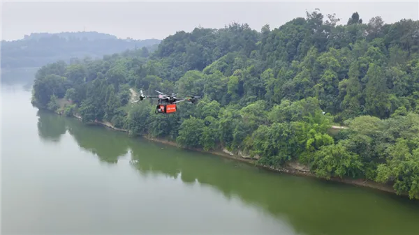 Reparto del iPhone 18 Pro con dron en zonas rurales de China