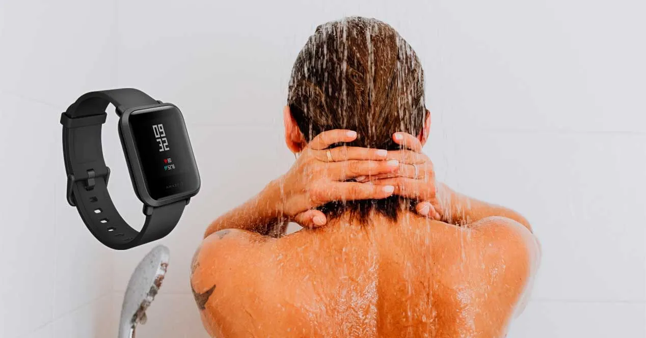 Persona duchándose con un reloj inteligente puesto en la muñeca