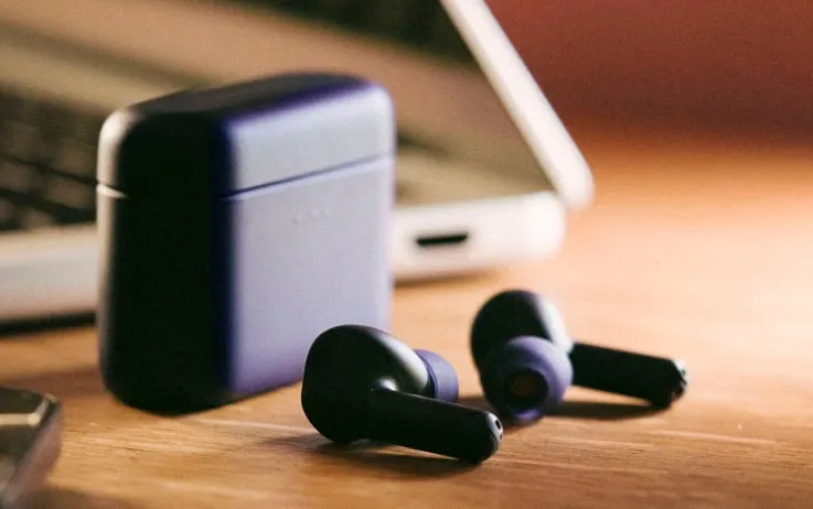 Auriculares Melomania A100 SE azules en un entorno de uso cotidiano