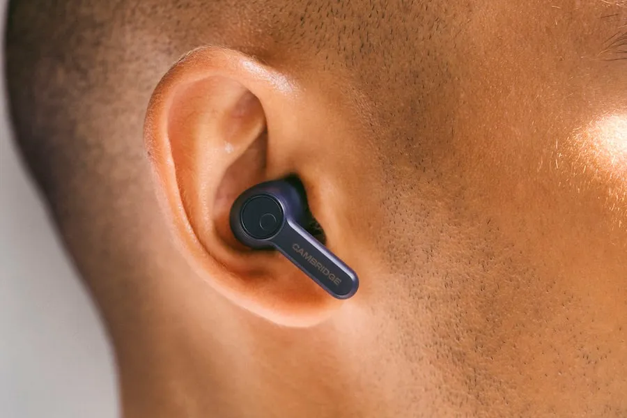 Auriculares Melomania A100 SE en azul colocados en el oído