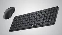 Teclado HP EliteBoard G2a con la marca en el lateral junto a su ratón inalámbrico sobre fondo gris