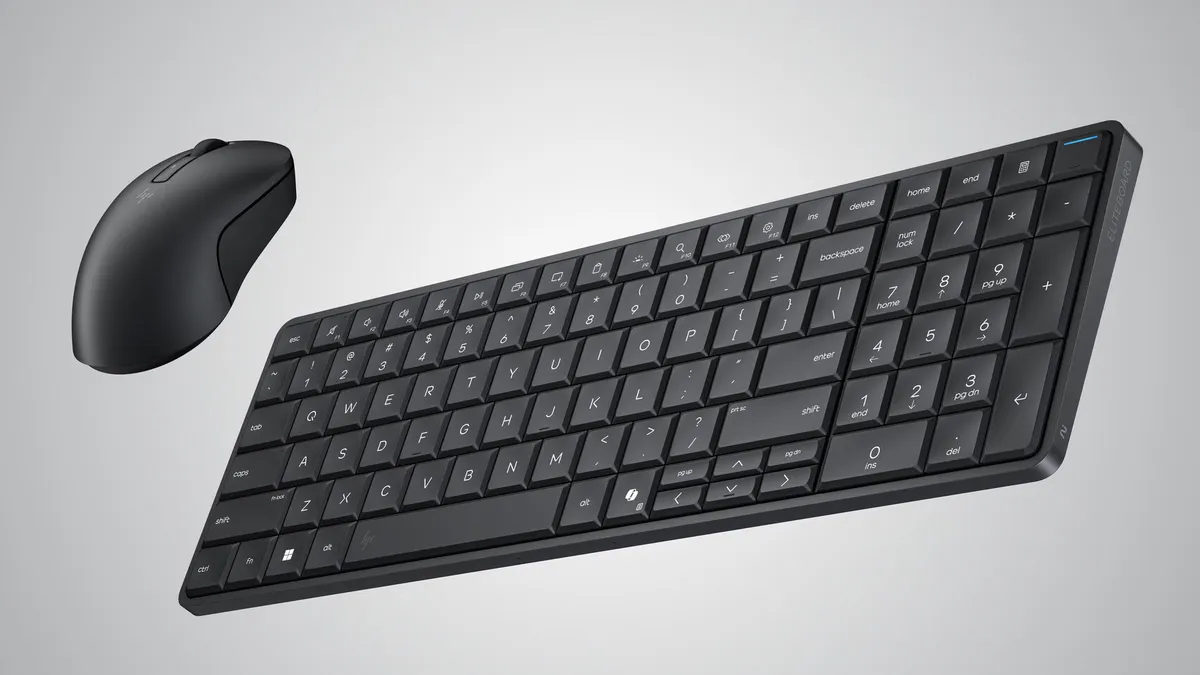 Teclado HP EliteBoard G2a con la marca en el lateral junto a su ratón inalámbrico sobre fondo gris