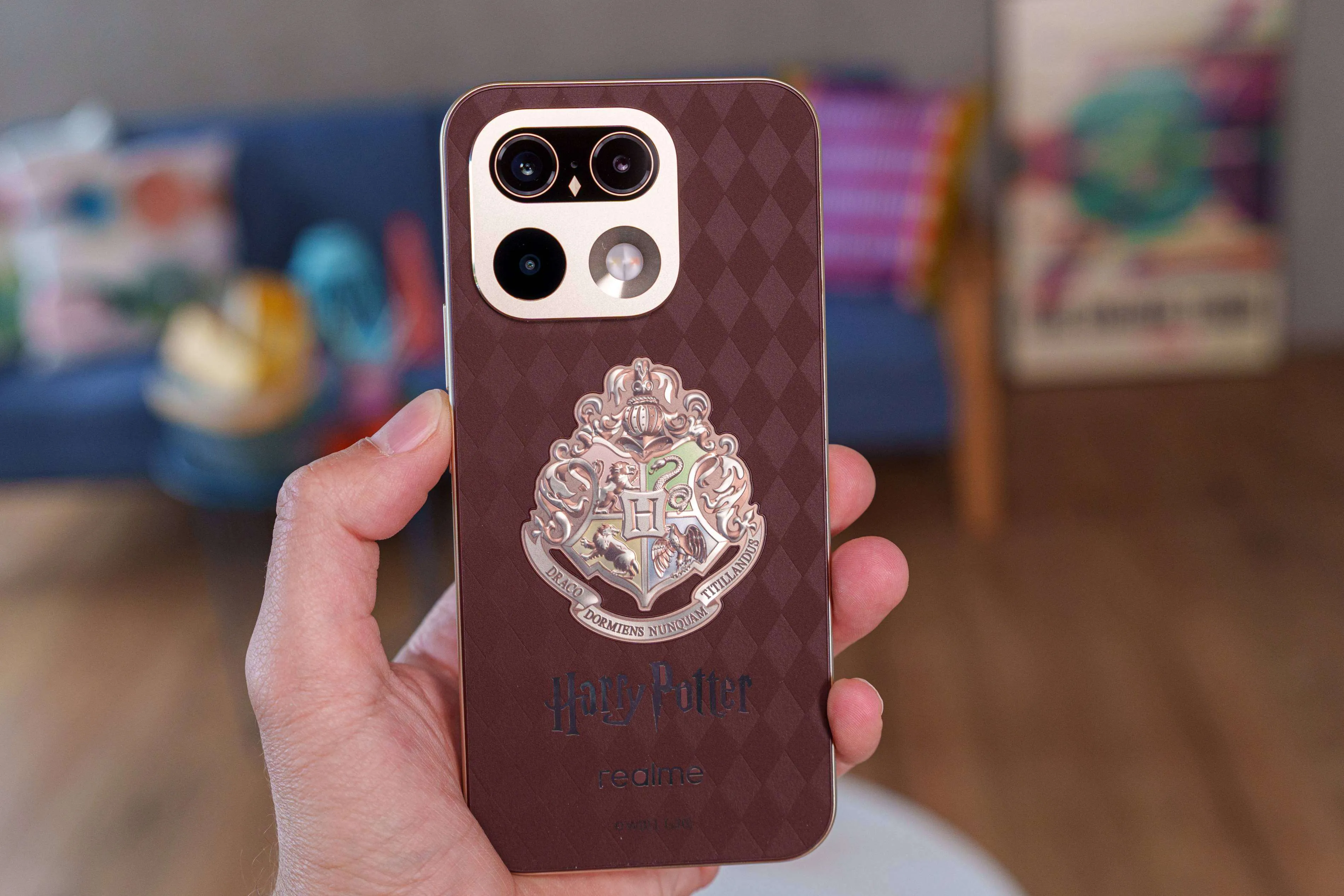 La Realme 16 Pro Harry Potter Edition sostenida en la mano por su parte trasera