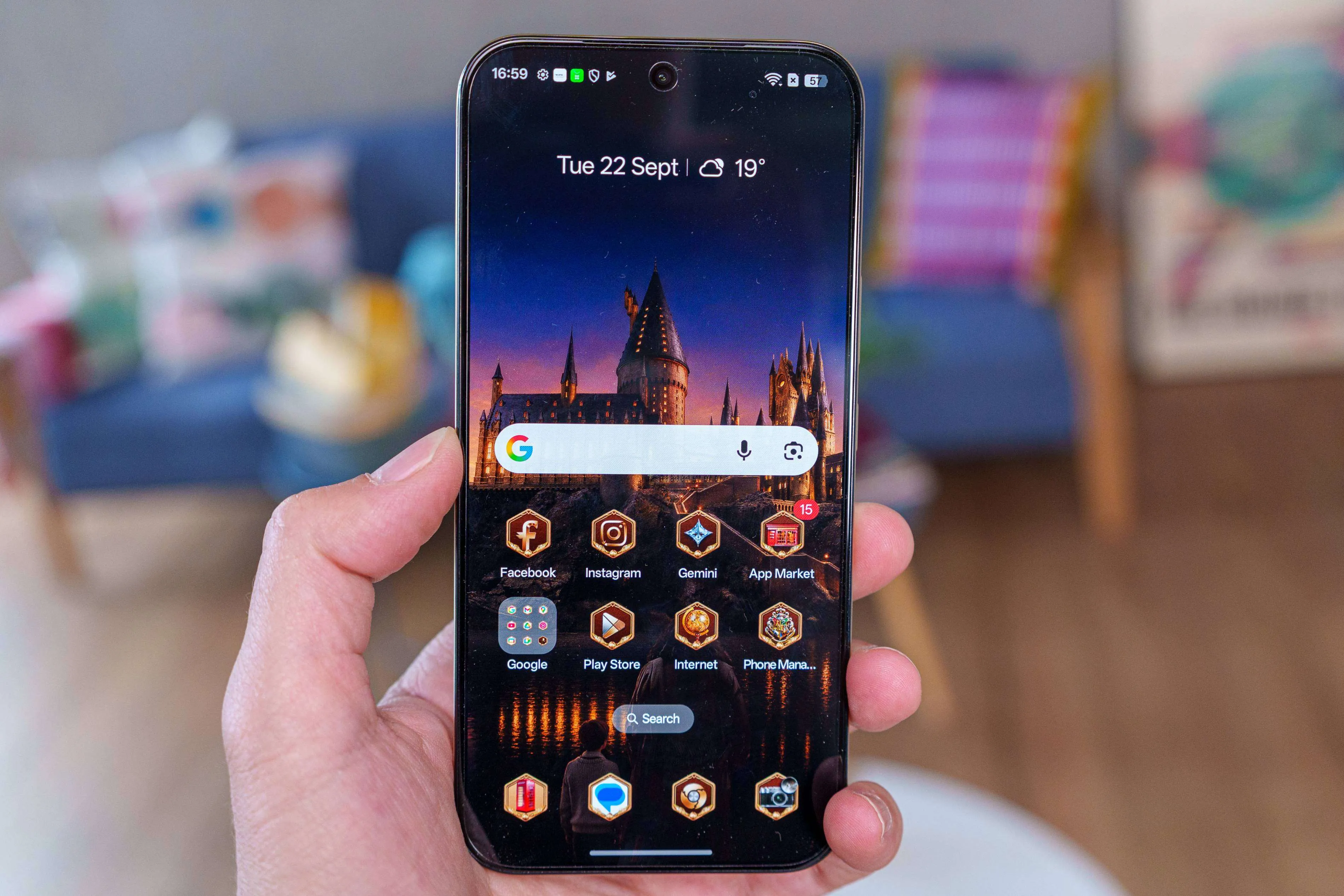La Realme 16 Pro Harry Potter Edition sostenida en la mano con la pantalla encendida
