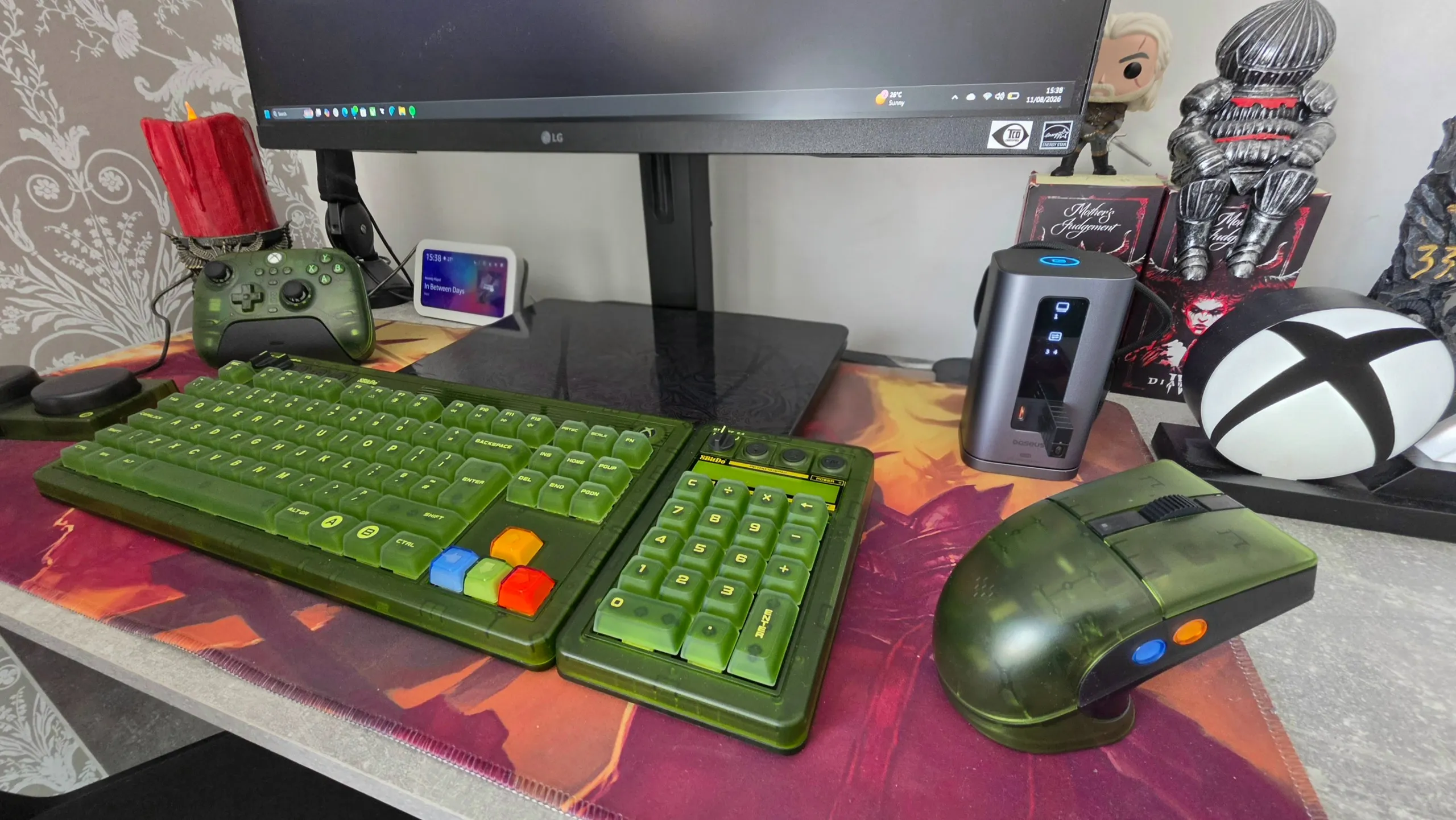 Escritorio con el teclado 8BitDo Retro 87 y otros accesorios
