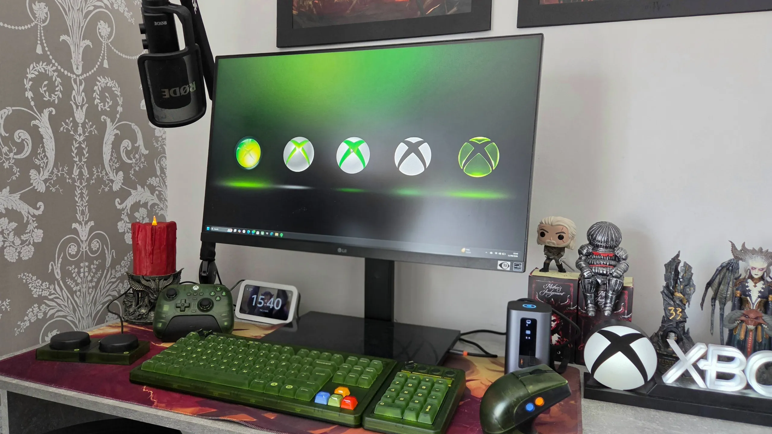 Teclado 8BitDo Retro 87 sobre un escritorio frente a un monitor con fondo de Xbox