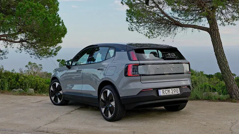 Vehículo eléctrico Volvo XC40 aparcado en un garaje amplio