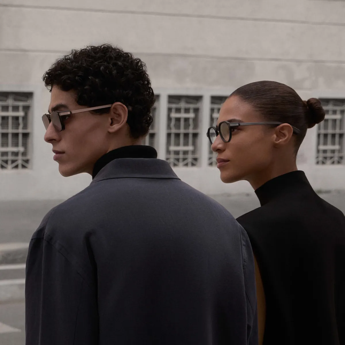 Dos personas usando las gafas inteligentes Even Realities G2 en exteriores
