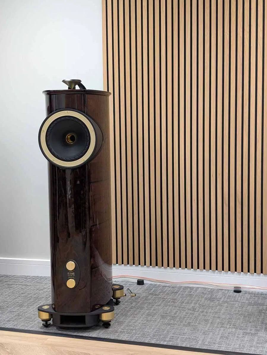 Altavoz F1-10 Anniversary completo sobre el plinto, en un salón