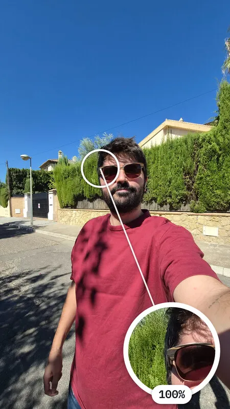 Selfie con el gran angular y la pantalla externa como visor