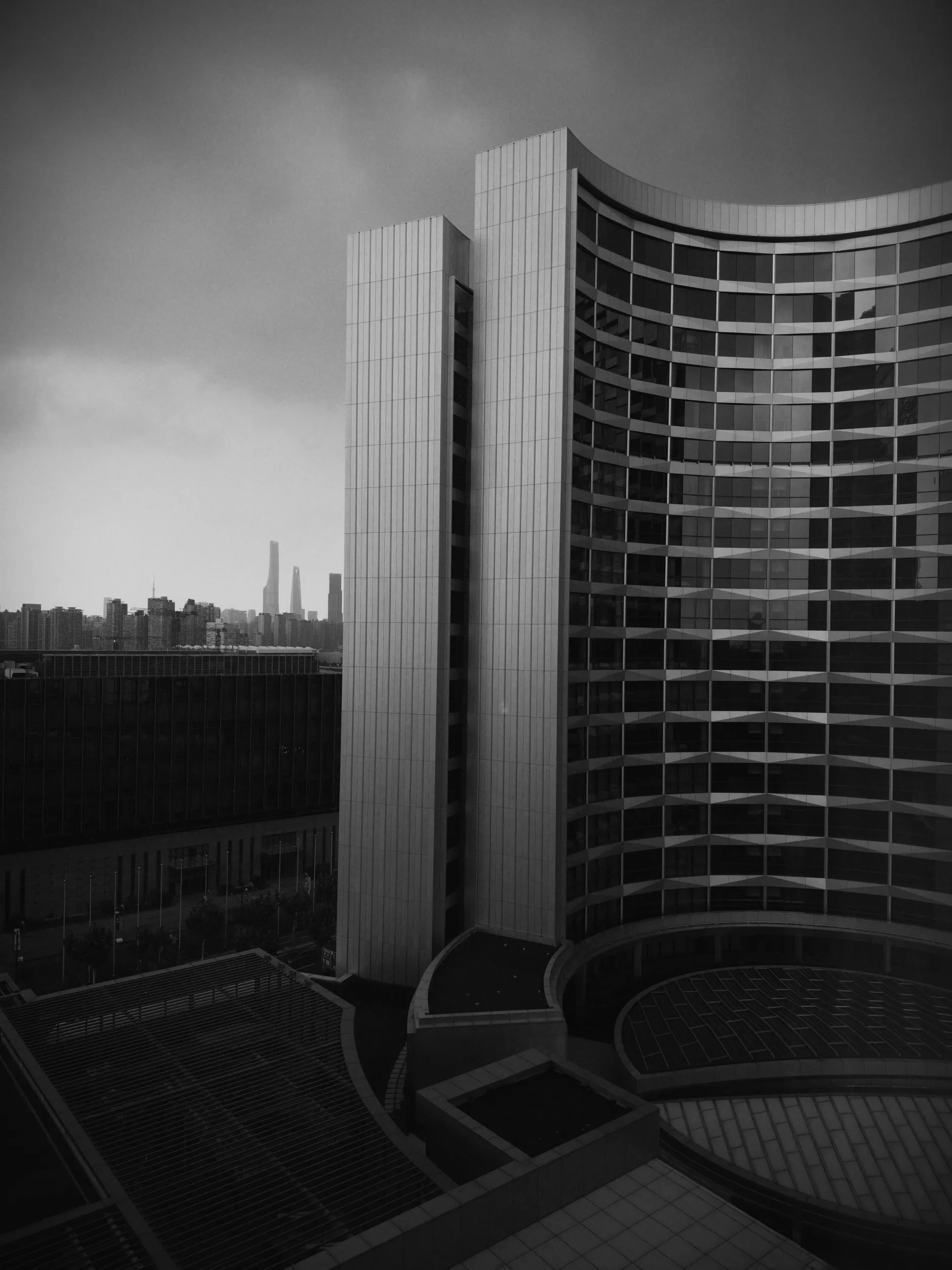 Rascacielos de Shanghái en blanco y negro con nubes de tormenta