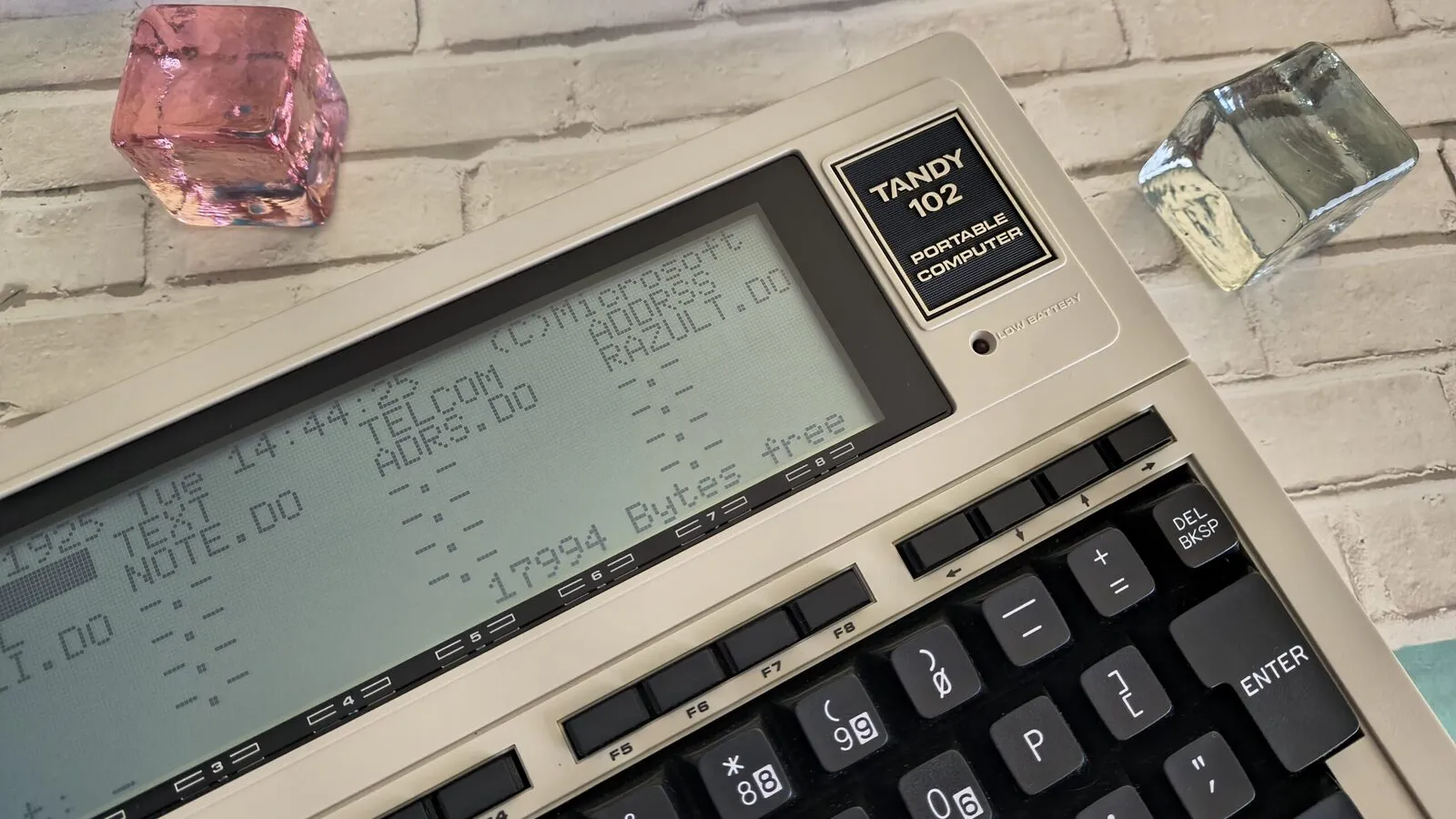 Foto de un ordenador retro Tandy 102 en interiores tomada con el Motorola Razr 2026