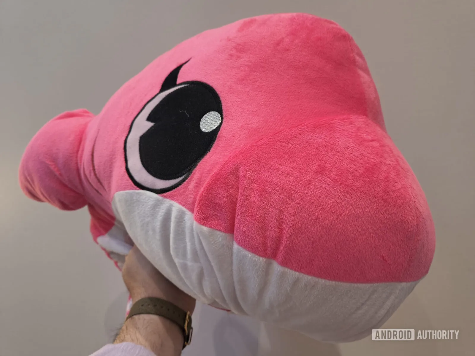 Foto de un tiburón de peluche tomada con el Motorola Razr 2026