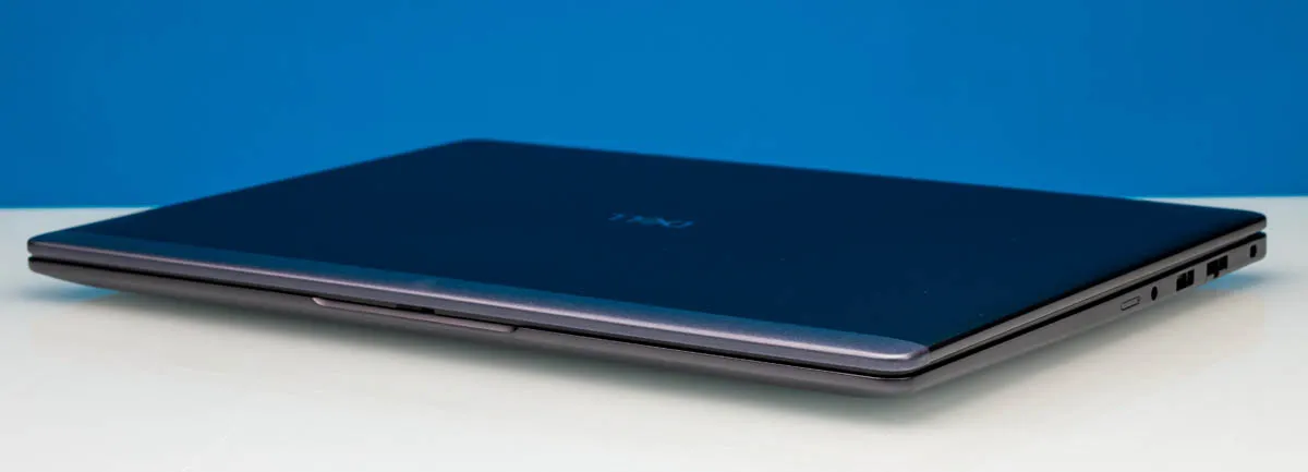 El Dell Pro 5 16 visto en ángulo