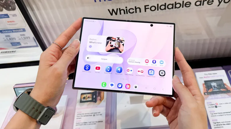 Persona sosteniendo un Galaxy Z Fold 8 desplegado con la pantalla de inicio