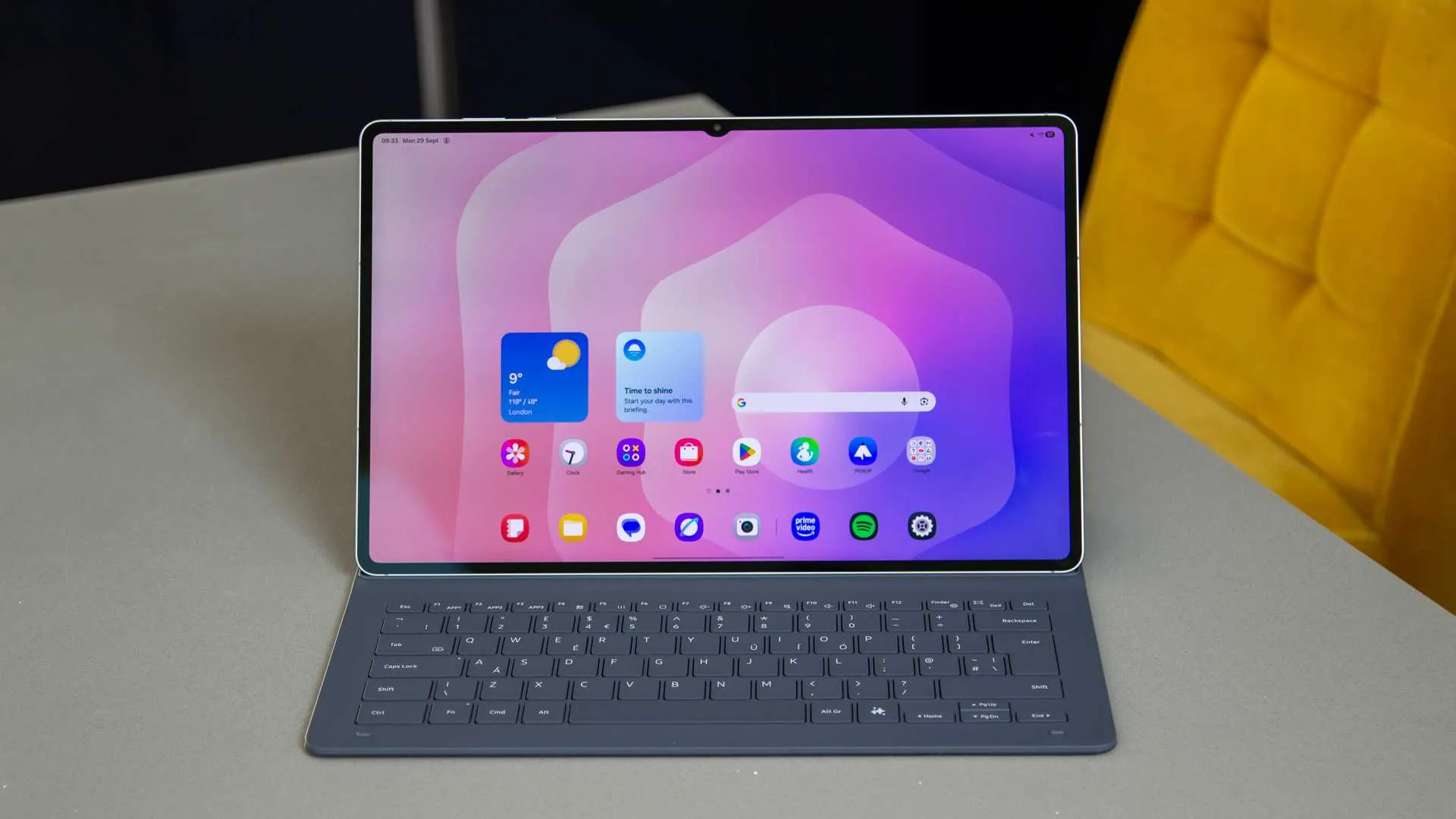 Tableta Samsung colocada sobre su funda con teclado y mostrando la pantalla de inicio