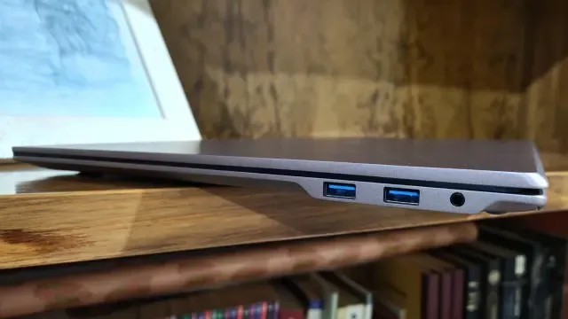 Lateral del LG gram Pro 17 con dos puertos USB-A y el jack de auriculares