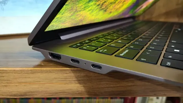 Puertos HDMI y dos USB-C en el lateral del LG gram Pro 17 abierto
