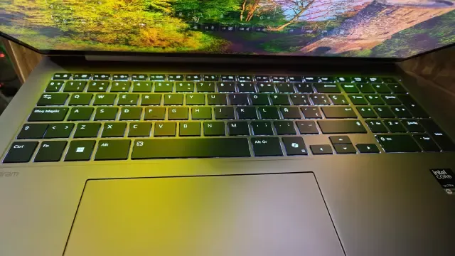 Teclado retroiluminado del LG gram Pro 17 visto de frente