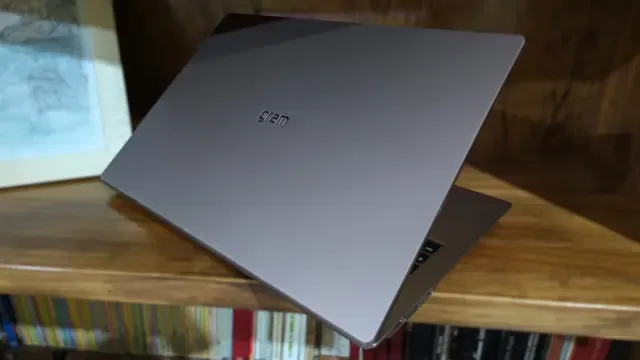 Tapa cerrada del LG gram Pro 17 en ángulo, con el logotipo gram en el centro