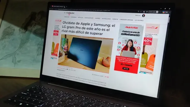 Pantalla del LG gram Pro 17 mostrando una página web en el navegador