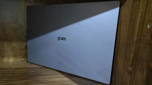 Detalle del acabado de la tapa del LG gram Pro 17 bajo la luz