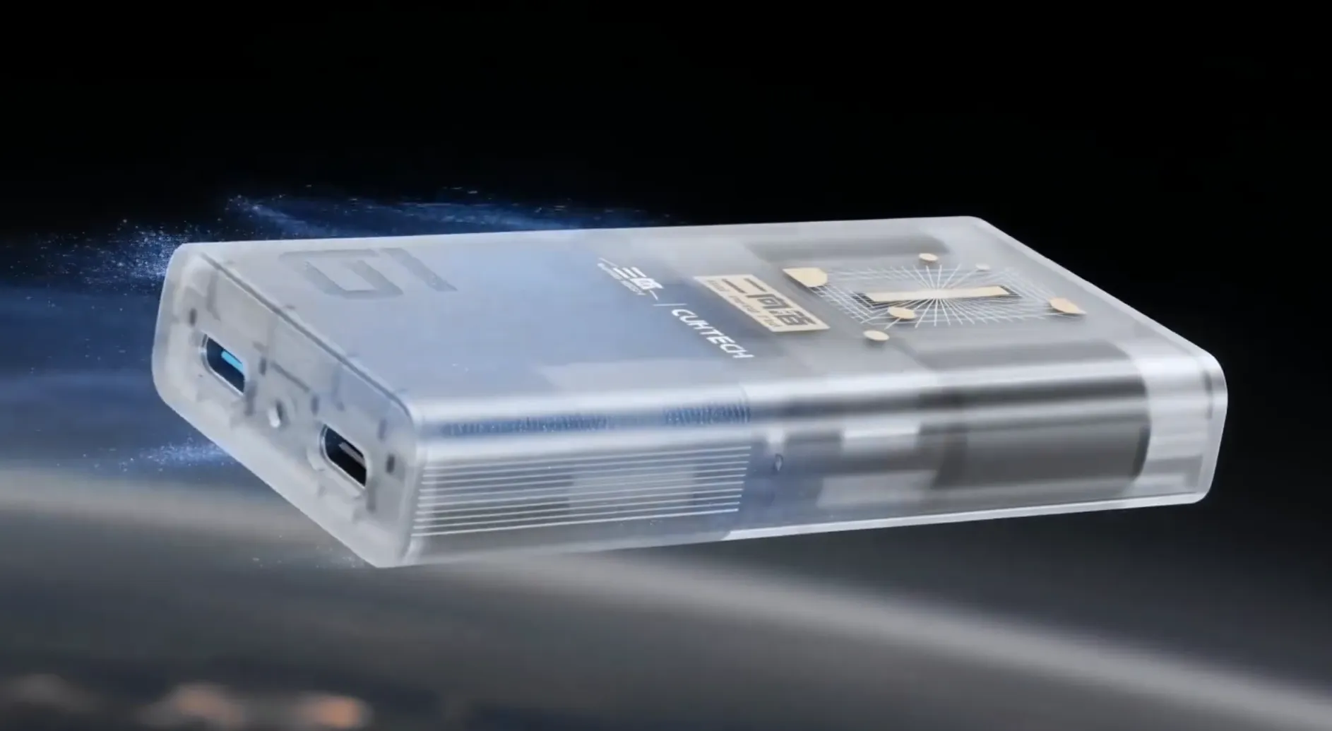 Vista en primer plano del cargador «6 AIR», con los dos puertos USB-C y la circuitería visible bajo la carcasa translúcida