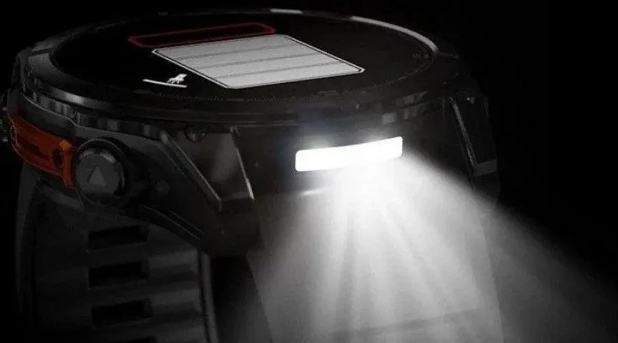 Garmin Fénix 8 con su linterna LED integrada