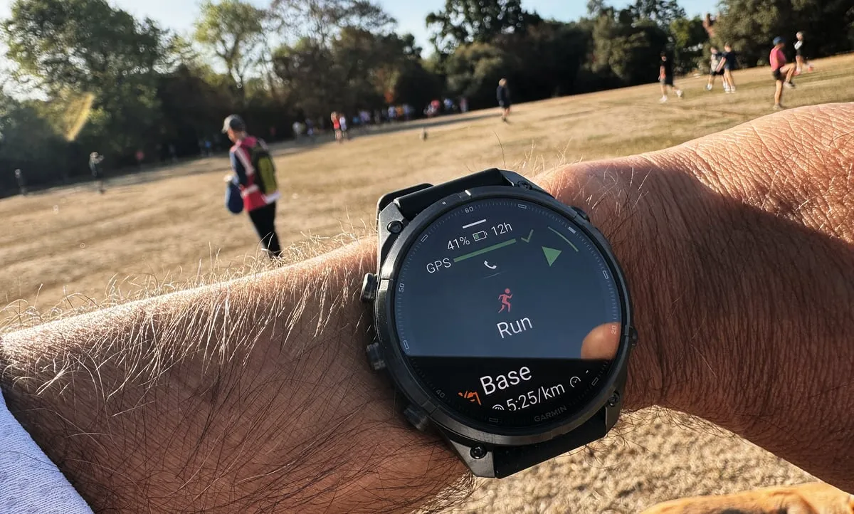 El Garmin Fenix 9 Pro durante una prueba de GPS en un parkrun de Kingston