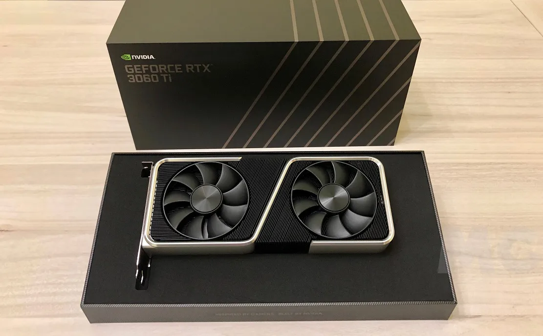 GeForce RTX 3060 Ti Founders Edition sobre su caja