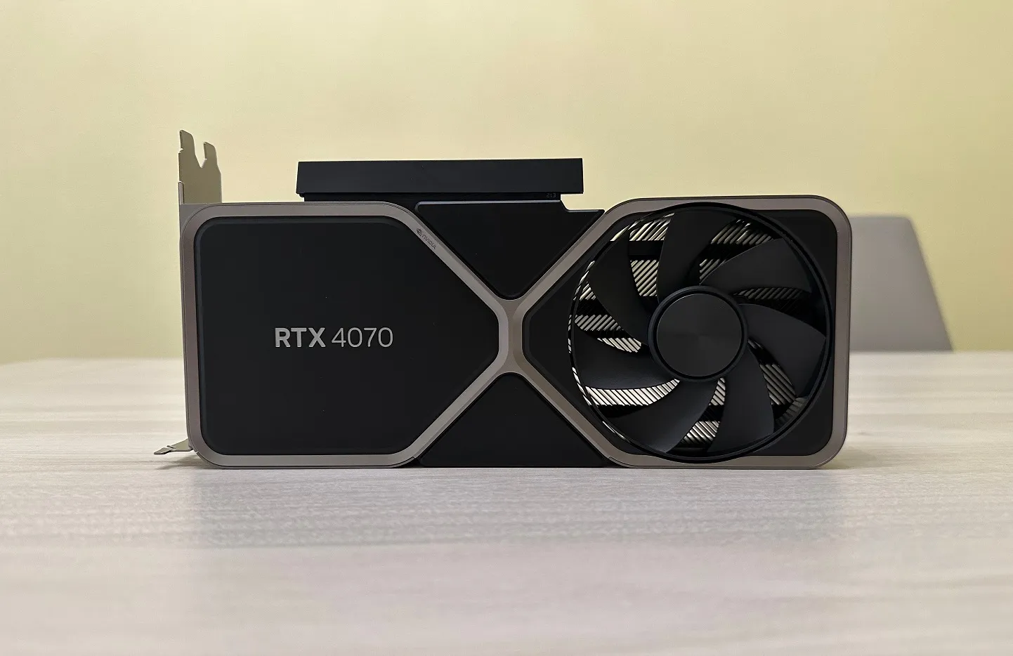 GeForce RTX 4070 Founders Edition de perfil
