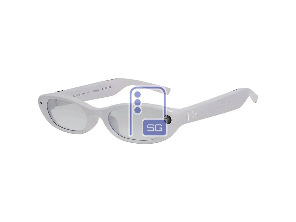 Otra de las monturas de Gentle Monster, un modelo ovalado estrecho con lentes grises