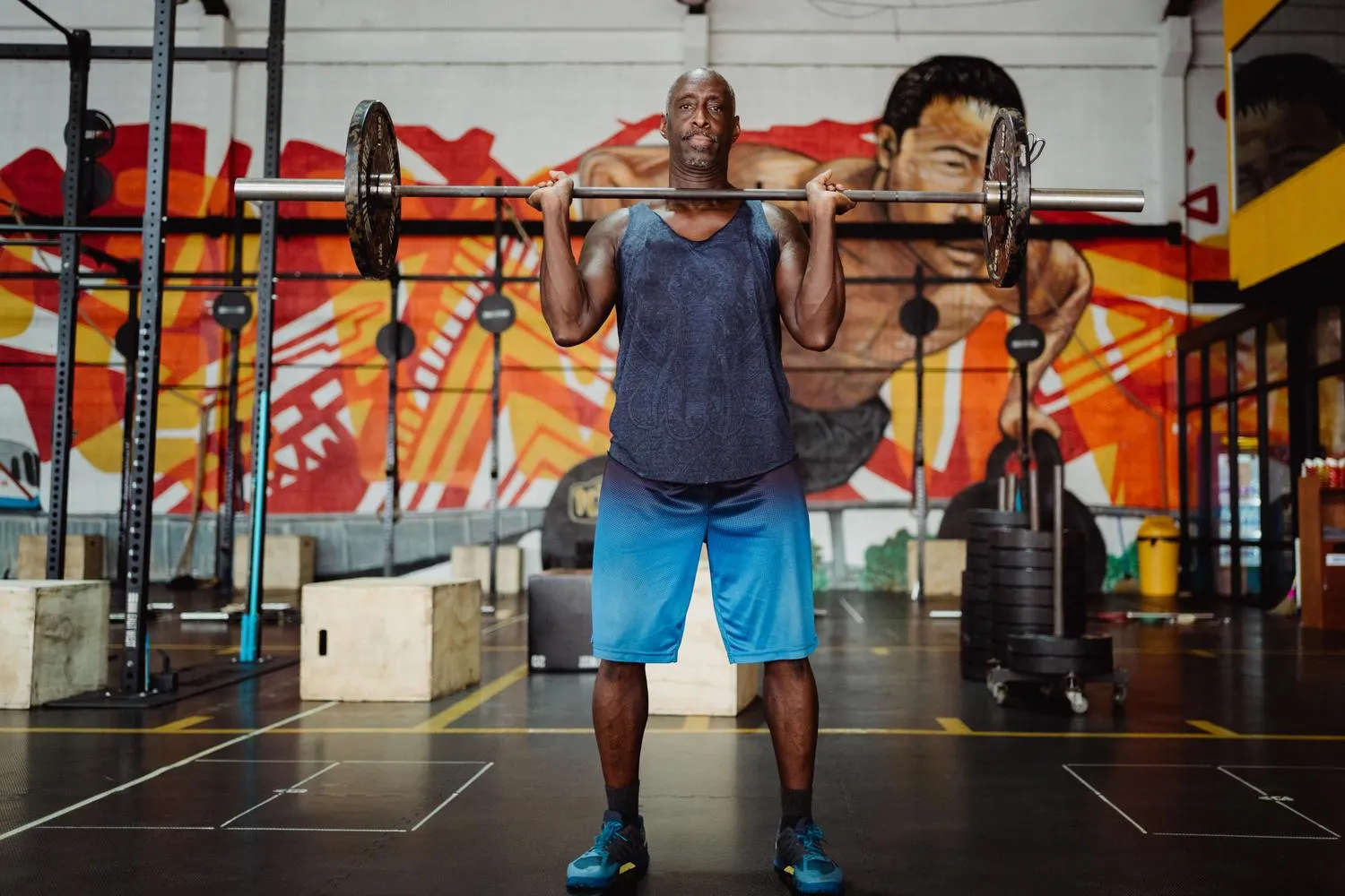 Hombre entrenando con pesas en un gimnasio moderno, mecánica de progreso físico de los protagonistas