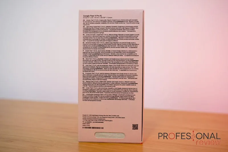 El Google Pixel 11 Pro XL y su caja durante el unboxing