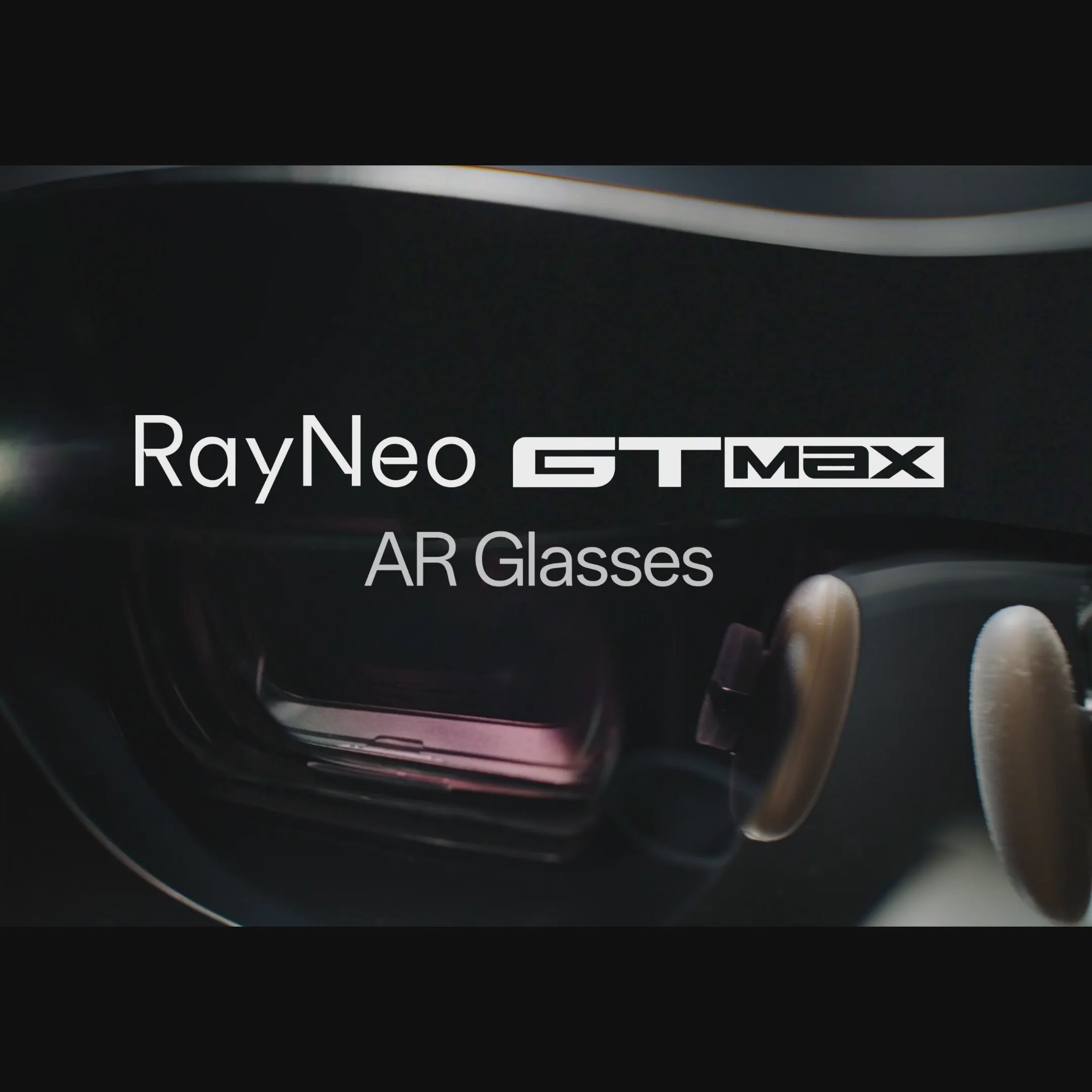 Primer plano de las gafas RayNeo GT Max AR con el logotipo del modelo sobre fondo oscuro