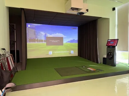 Zona de golf del laboratorio, con sensores y cámaras para analizar el golpe y la postura