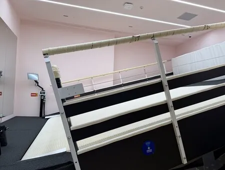 Máquina que simula una pista de esquí con inclinación y velocidad regulables
