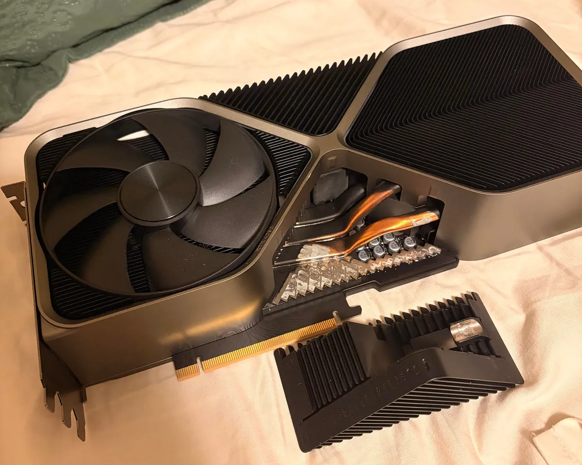 GeForce RTX 4090 Founders Edition con un bloque de aletas de aluminio del disipador desprendido y los heatpipes a la vista