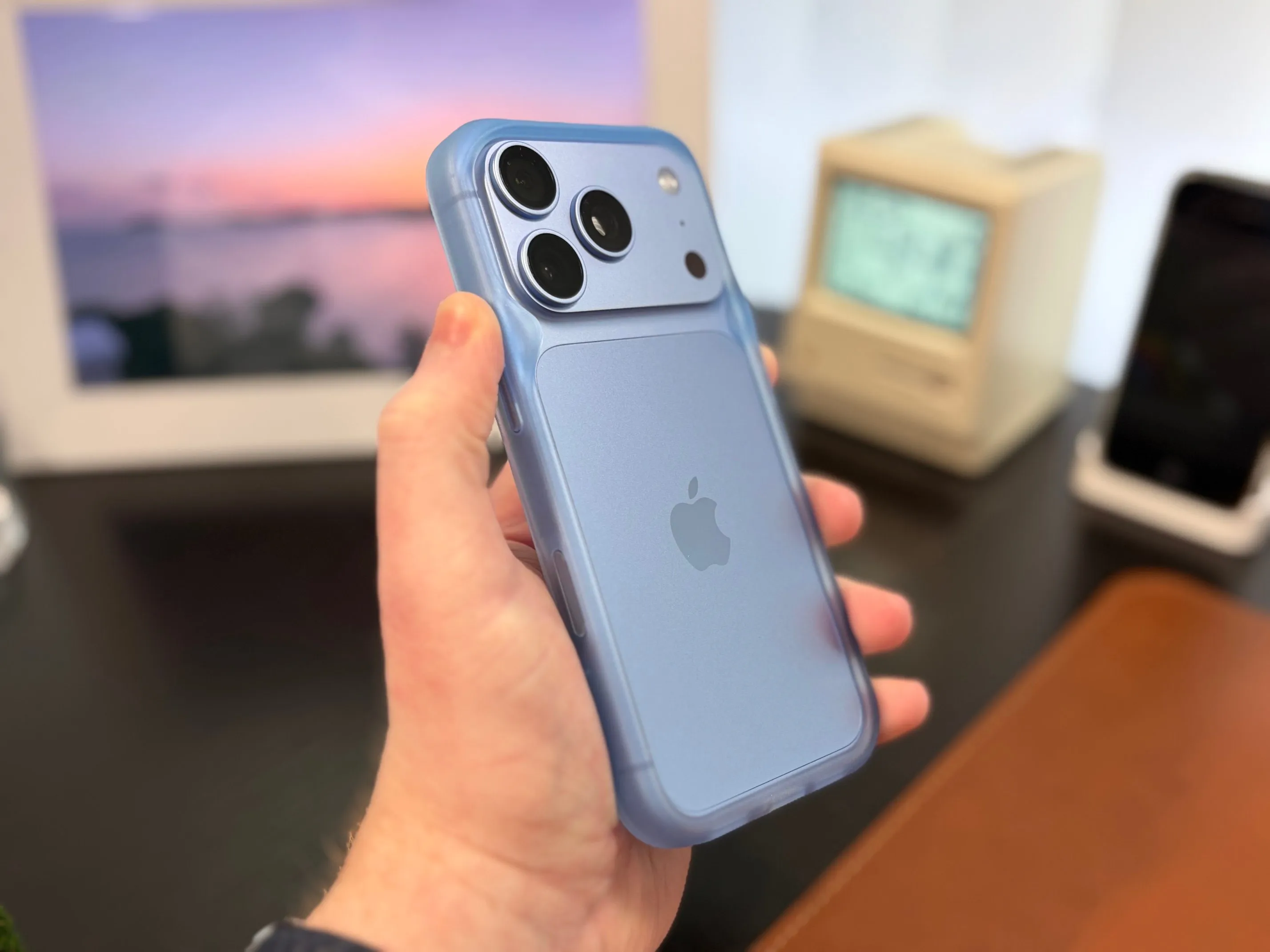 El iPhone con el bumper apoyado, en una vista lateral