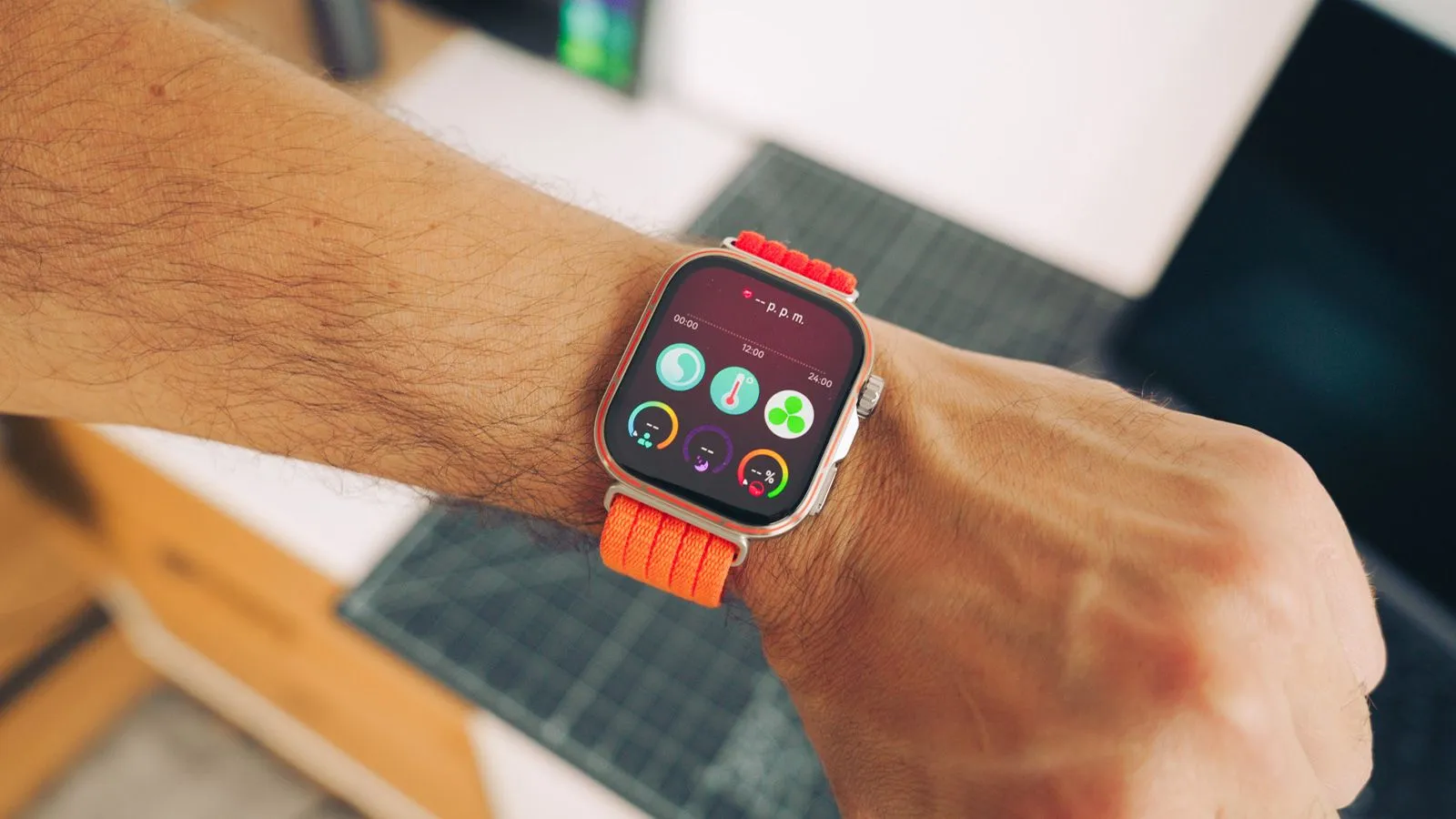 Frontal del Huawei Watch Fit 5 Pro con correa naranja mostrando los anillos de actividad