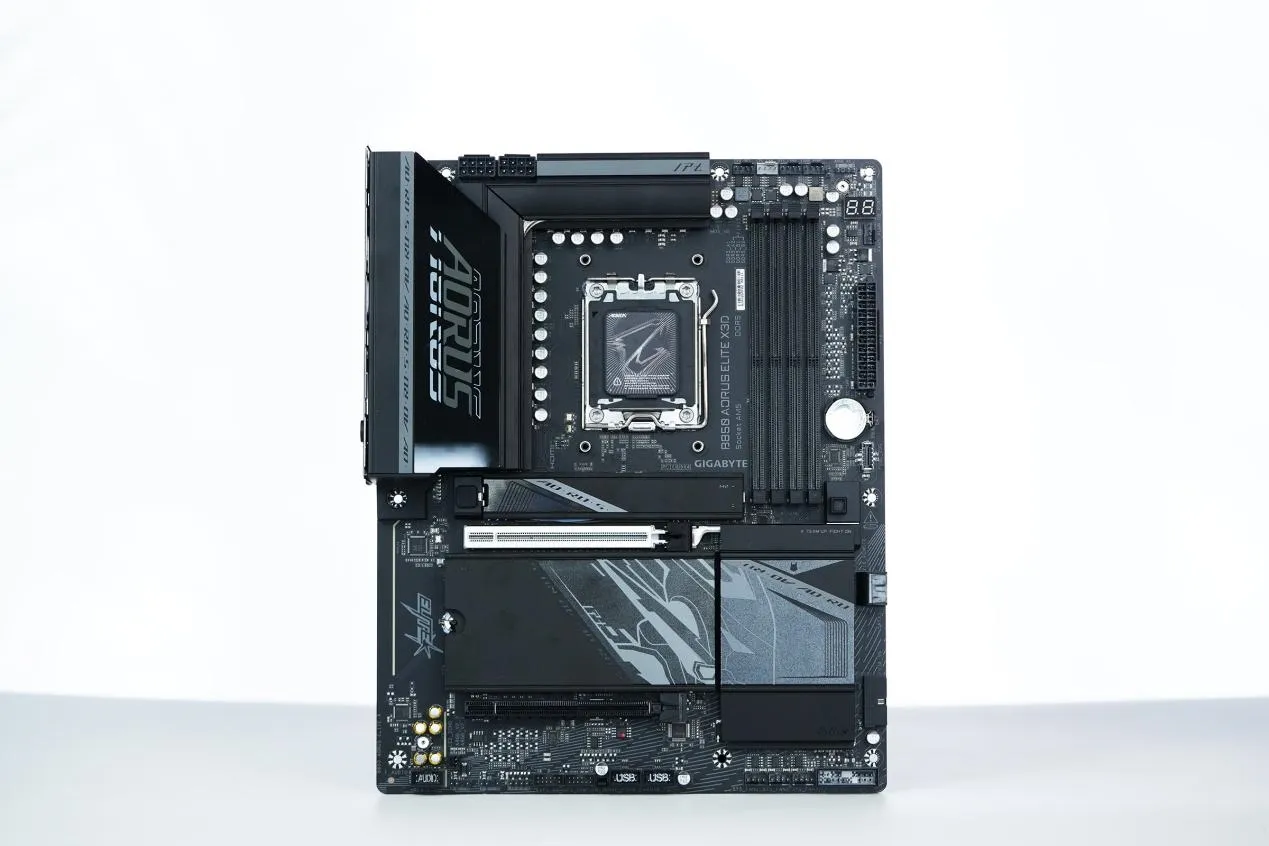 Vista general de la Gigabyte B850 AORUS ELITE X3D con el disipador del VRM y las cuatro ranuras DDR5