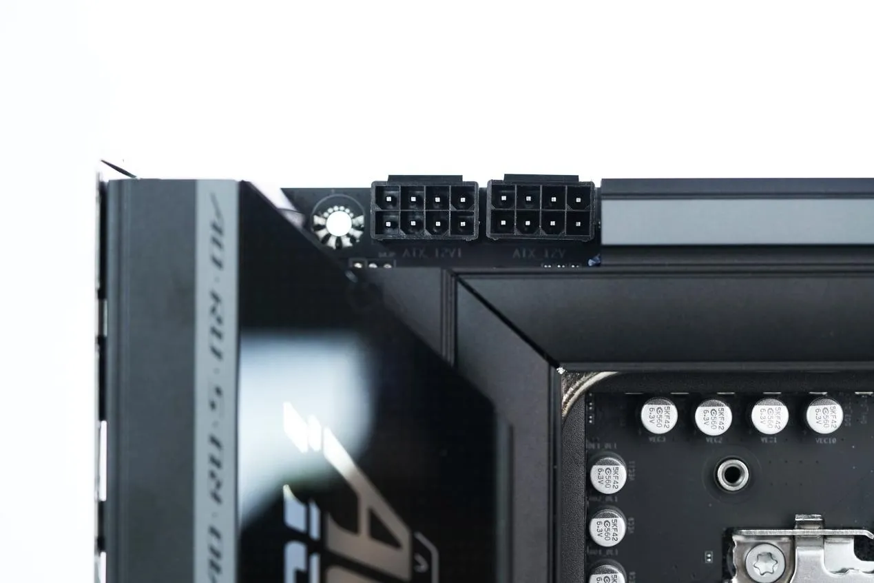 Conectores EPS de 8+8 pines para la alimentación del procesador