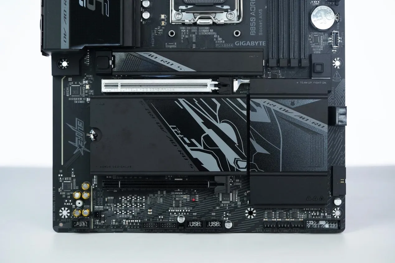 Zona inferior de la placa con las ranuras PCIe y los disipadores de las cuatro ranuras M.2