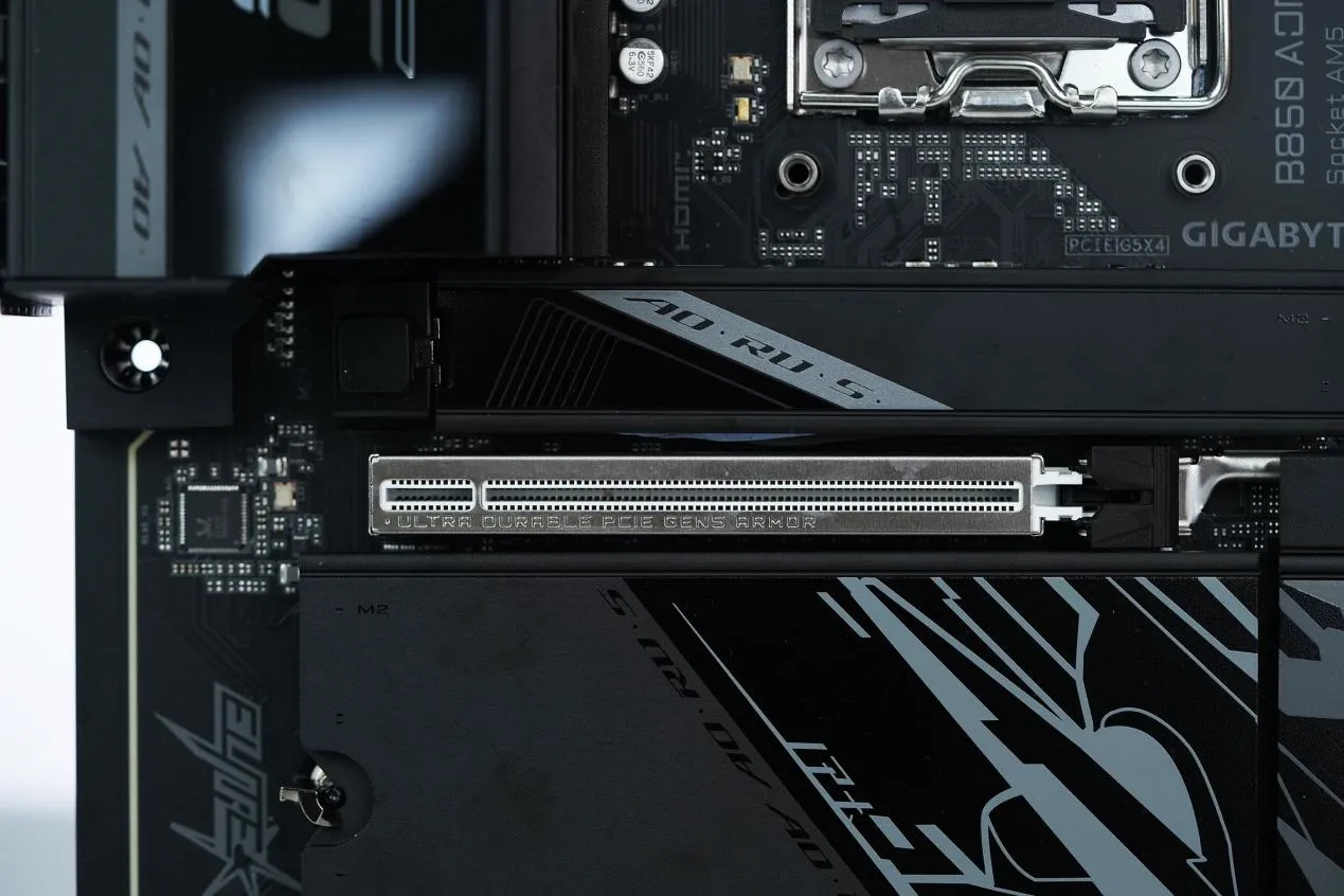 Ranura PCIe 5.0 x16 reforzada con el sistema Ultra Durable PCIe Gens Armor