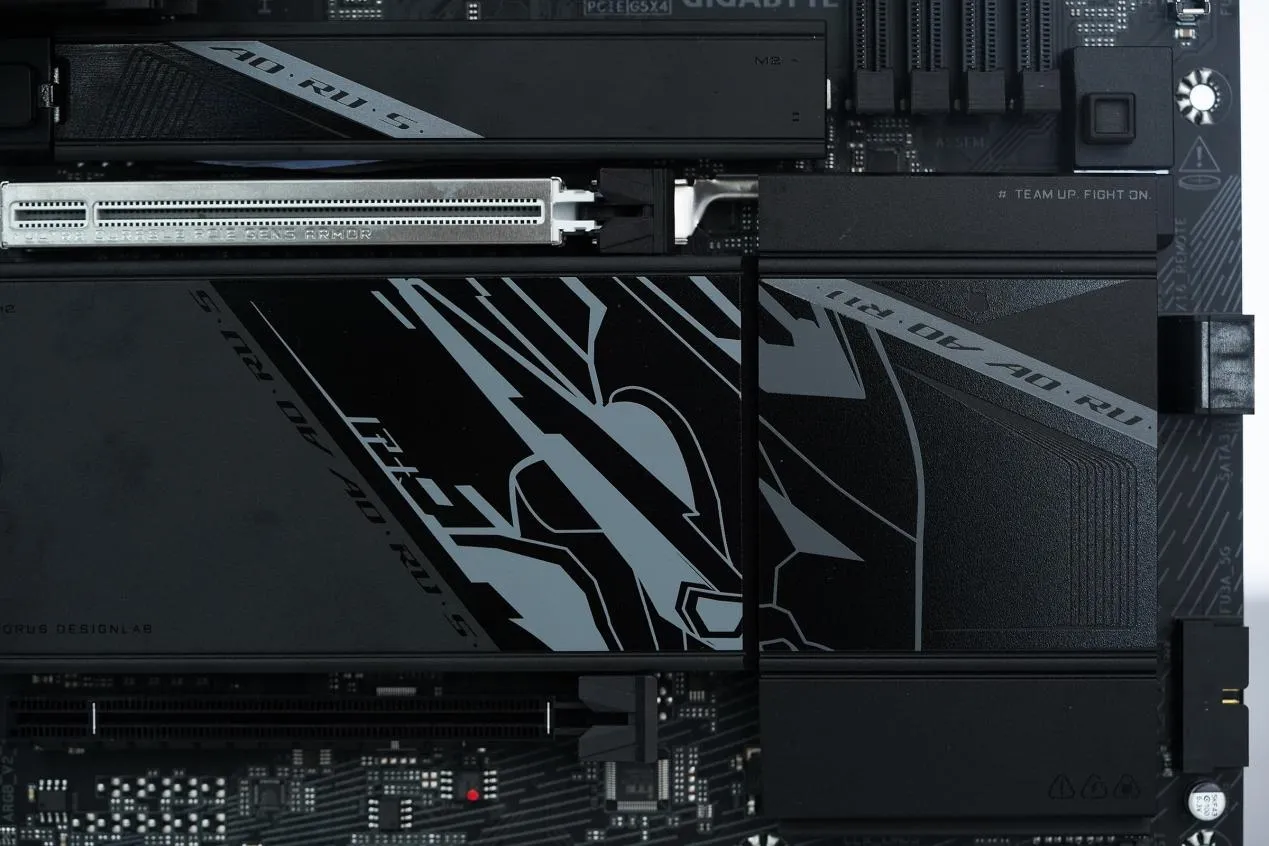 Detalle de los disipadores M.2 y la zona del chipset B850