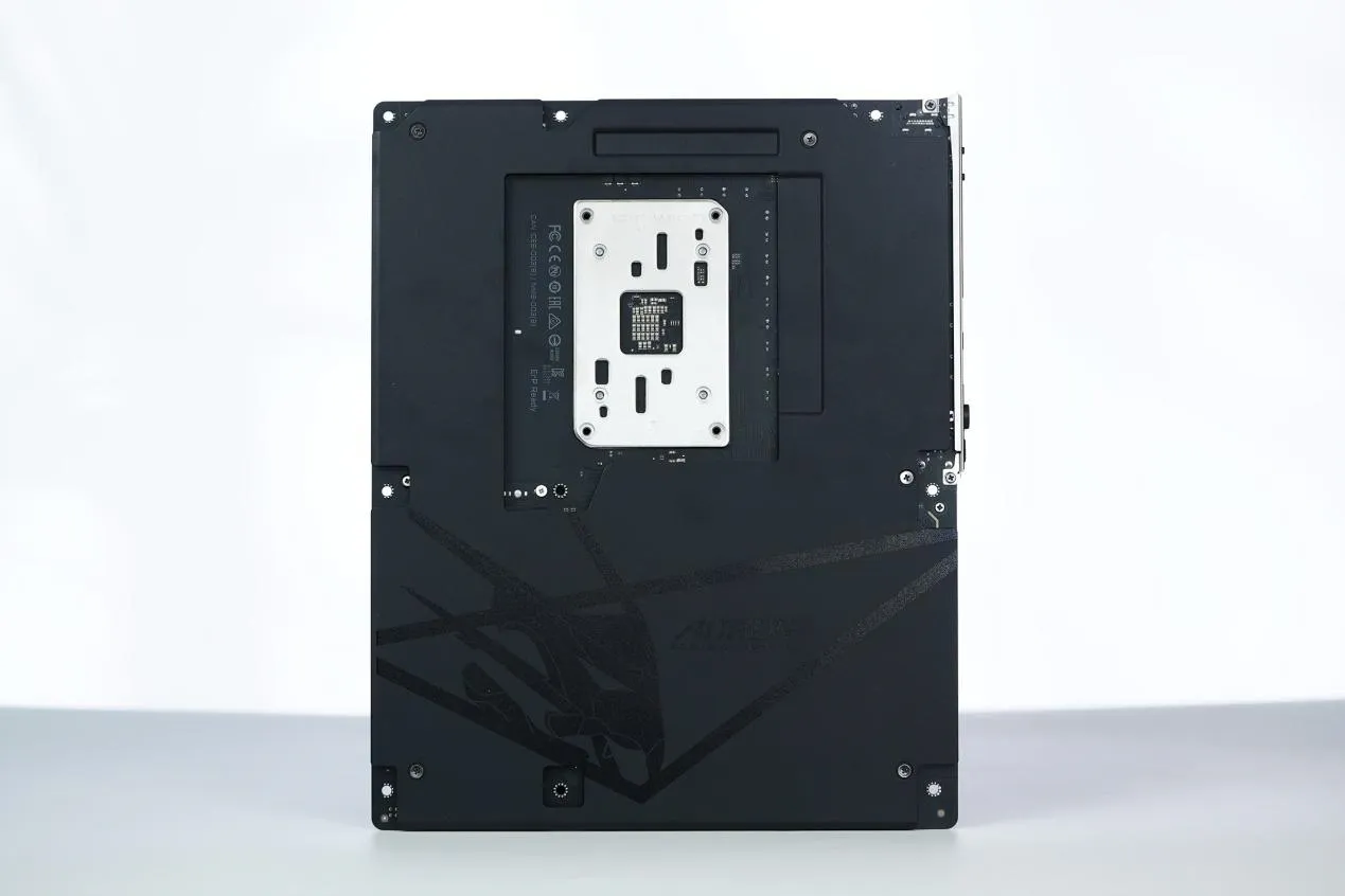 Reverso de la placa con la placa térmica metálica de cuerpo completo