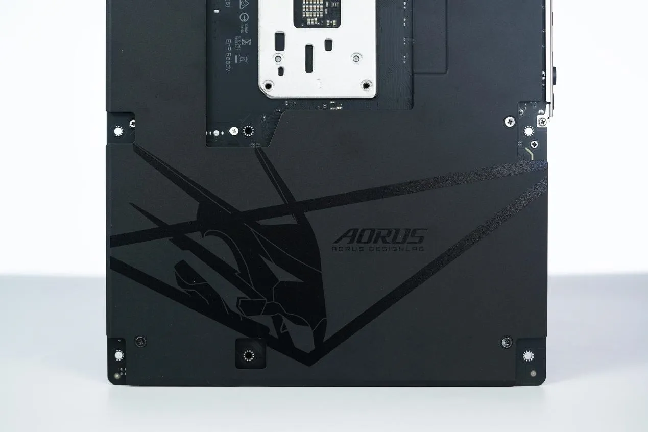 Detalle del reverso, donde se aprecia el refuerzo del zócalo y el logotipo AORUS DESIGNLAB