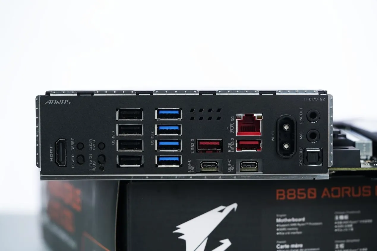 Panel de E/S trasero con los puertos USB, la red 5 GbE, los conectores de antena Wi-Fi y los botones de arranque